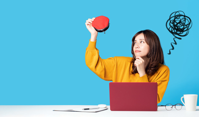 お金がなく困る女性