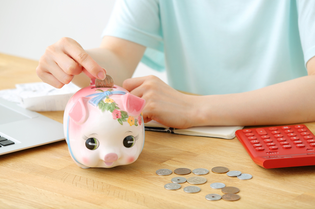 貯金する女性