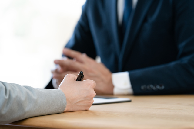 お願いしたい会社が決まったら、媒介契約を結びます