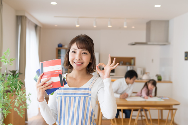 通帳を持つ女性