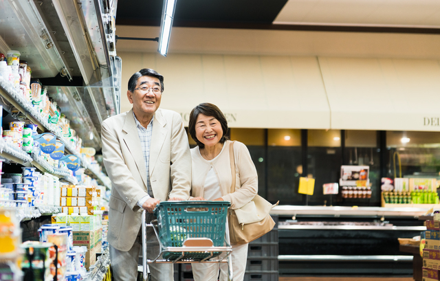 買い物をする夫婦