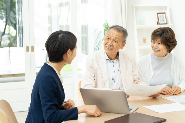 住み替えの相談をする夫婦
