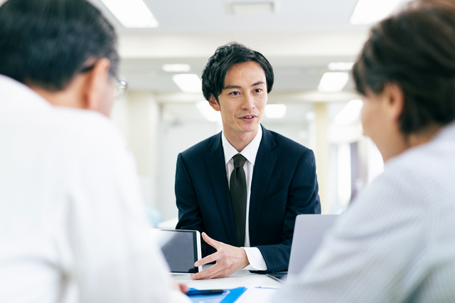 窓口で相談する夫婦