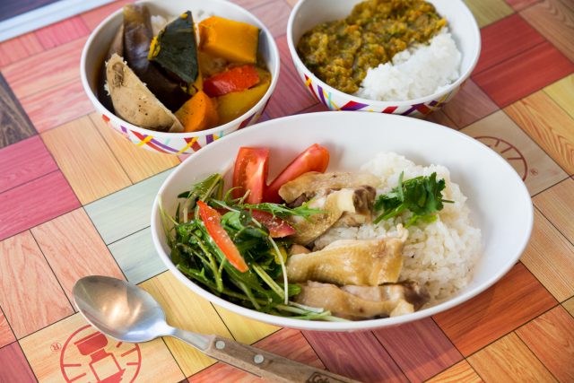 左上:スープカレー 右上:欧風カレー 下:カオマンガイ