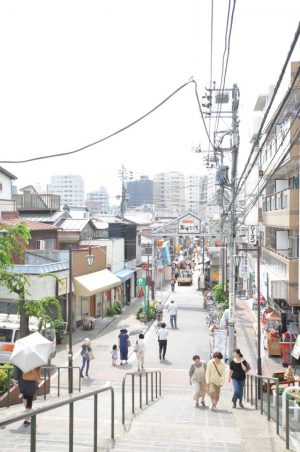 谷中銀座にある階段「夕焼けだんだん」
