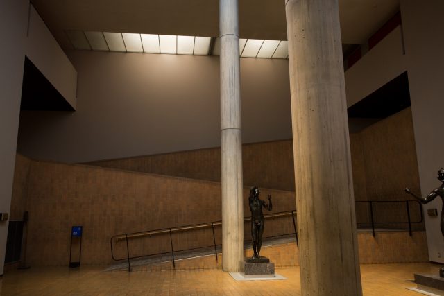 本館の中央にある19世紀ホール。このホールを囲むように展示室があり、理論上は巻き貝のように、外へ外へ空間が広げられるようになっている