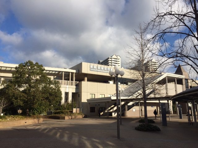 西宮北口駅前