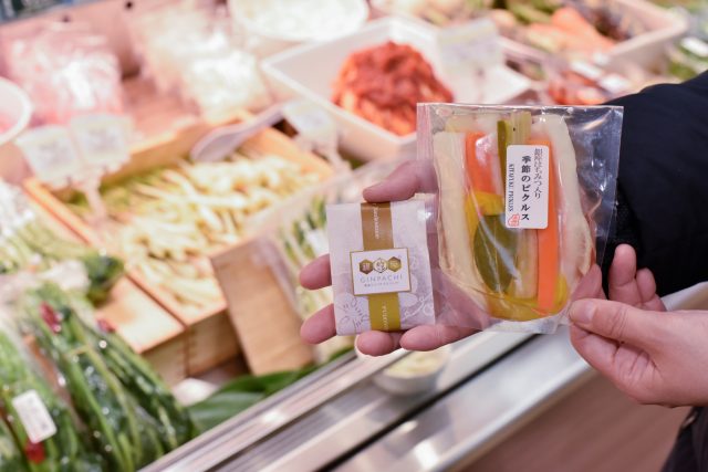 こちらは松屋銀座に入る喜多福の「銀座はちみつ梅(378円)」「銀座はちみつ入り季節のピクルス(432円)」※税込 いずれも銀座ミツバチプロジェクトで採れたハチミツを使っている