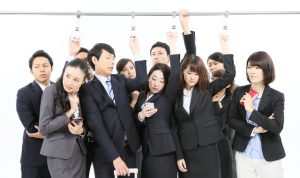 朝の通勤ラッシュにあわせて電車に乗ってみるという方法も