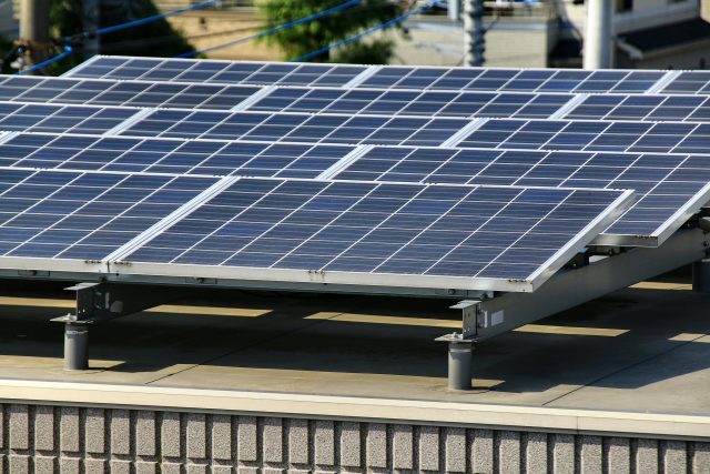 陸屋根に搭載した太陽光発電
