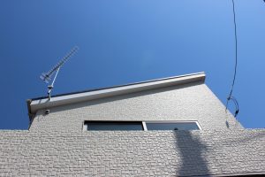 片流れ屋根と青空