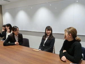 同性の隣人だと安心する
