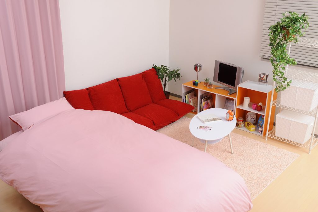 ホームズ インテリアのプロ直伝 6畳 8畳の1r ワンルーム や1kの間取りに合う家具の配置 選び方 住まいのお役立ち情報