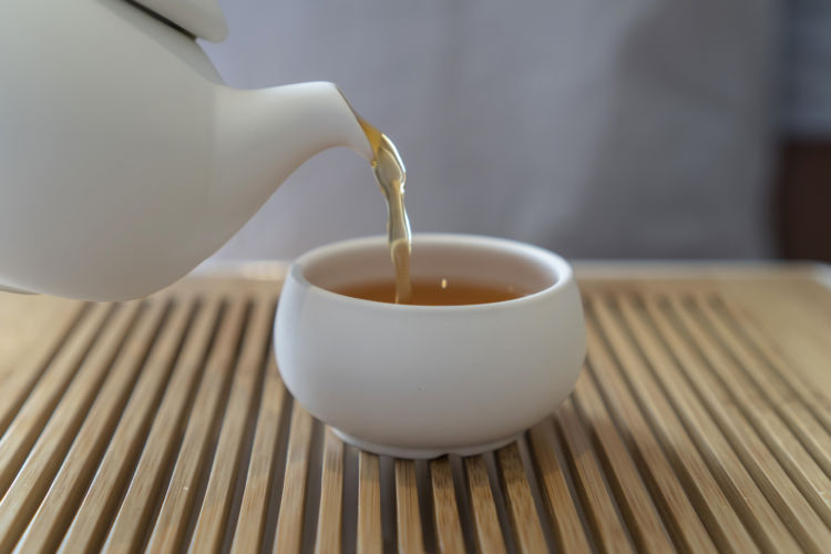 カフェインに含まれるテオブロミンという成分には中枢神経興奮作用があり、けいれんやてんかん発作を誘発するとも言われています。