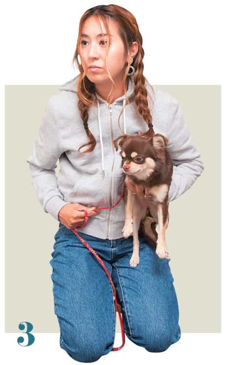 そのまま愛犬の体を真っすぐ持ち上げ、自分の体に寄せます