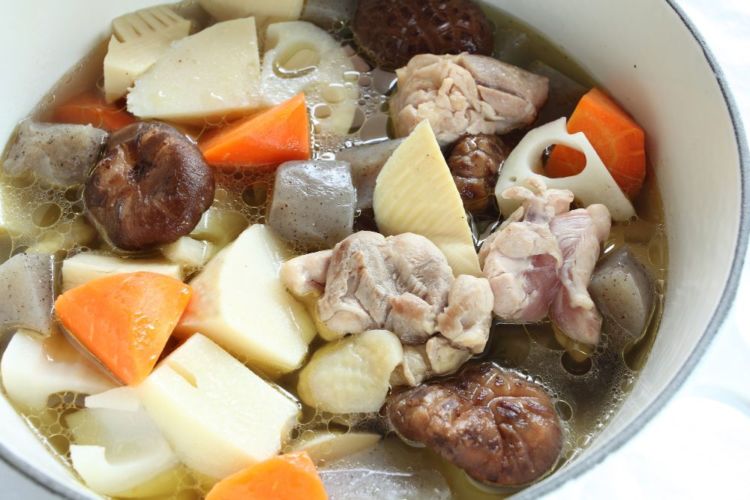 筑前煮 こんにゃく 鶏肉 れんこん たけのこ しいたけ