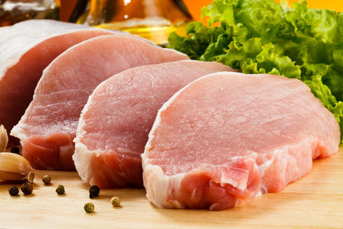 【獣医師監修】犬が豚肉を食べても大丈夫?生肉は危険!?脂肪やネギ類の茹で汁に注意!