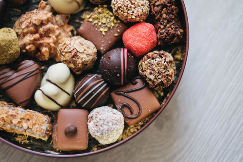 犬にどのくらいの量のチョコレートを食べると中毒症状が起こる?