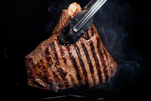 肉に火を通す