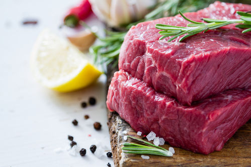 【獣医師監修】犬が生肉(豚肉・牛肉・鶏肉・ジビエ)を食べても大丈夫?危険!?与え方は?