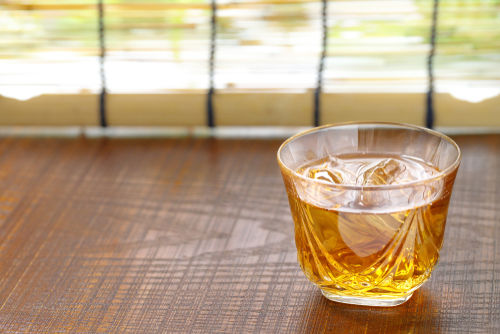 【獣医師監修】愛犬に麦茶を飲ませても大丈夫?メリットや注意点は?カフェインは危険!?