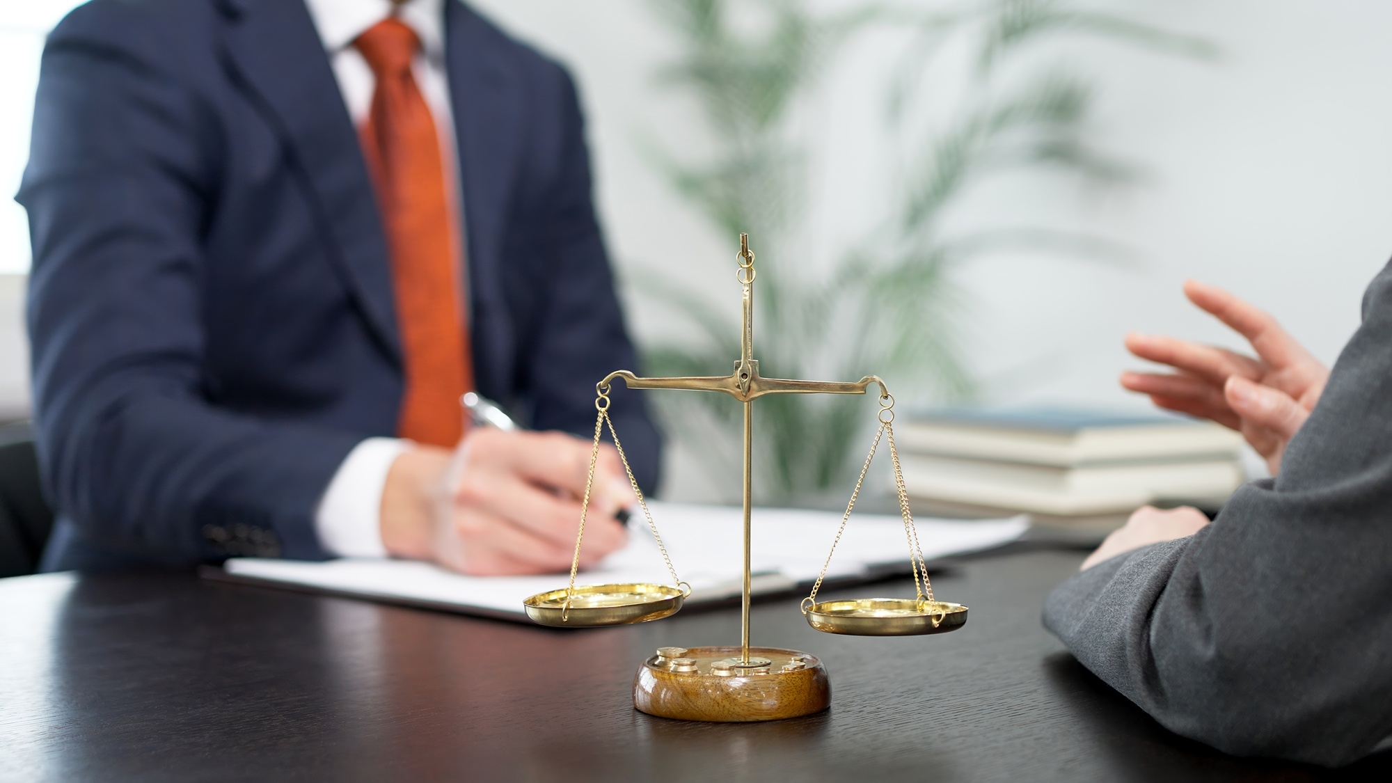 【企業側】労働問題を弁護士に相談すべき理由と費用相場と選び方！弁護士選びに役立つチェックリスト付き！というタイトルの記事のサムネイル画像