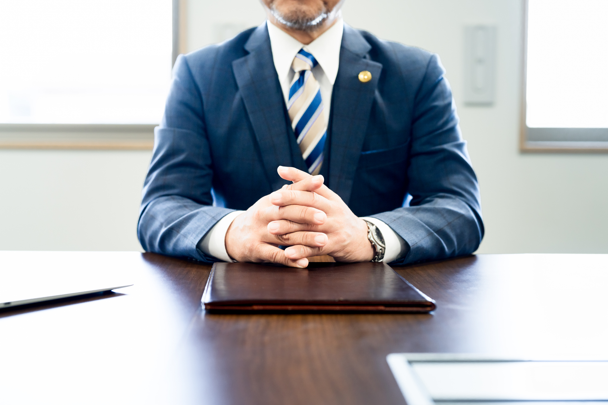 【顧問弁護士必要性診断付き】中小企業の顧問弁護士は月額3〜5万円が相場｜自社にピッタリの選び方も解説！というタイトルの記事のサムネイル画像