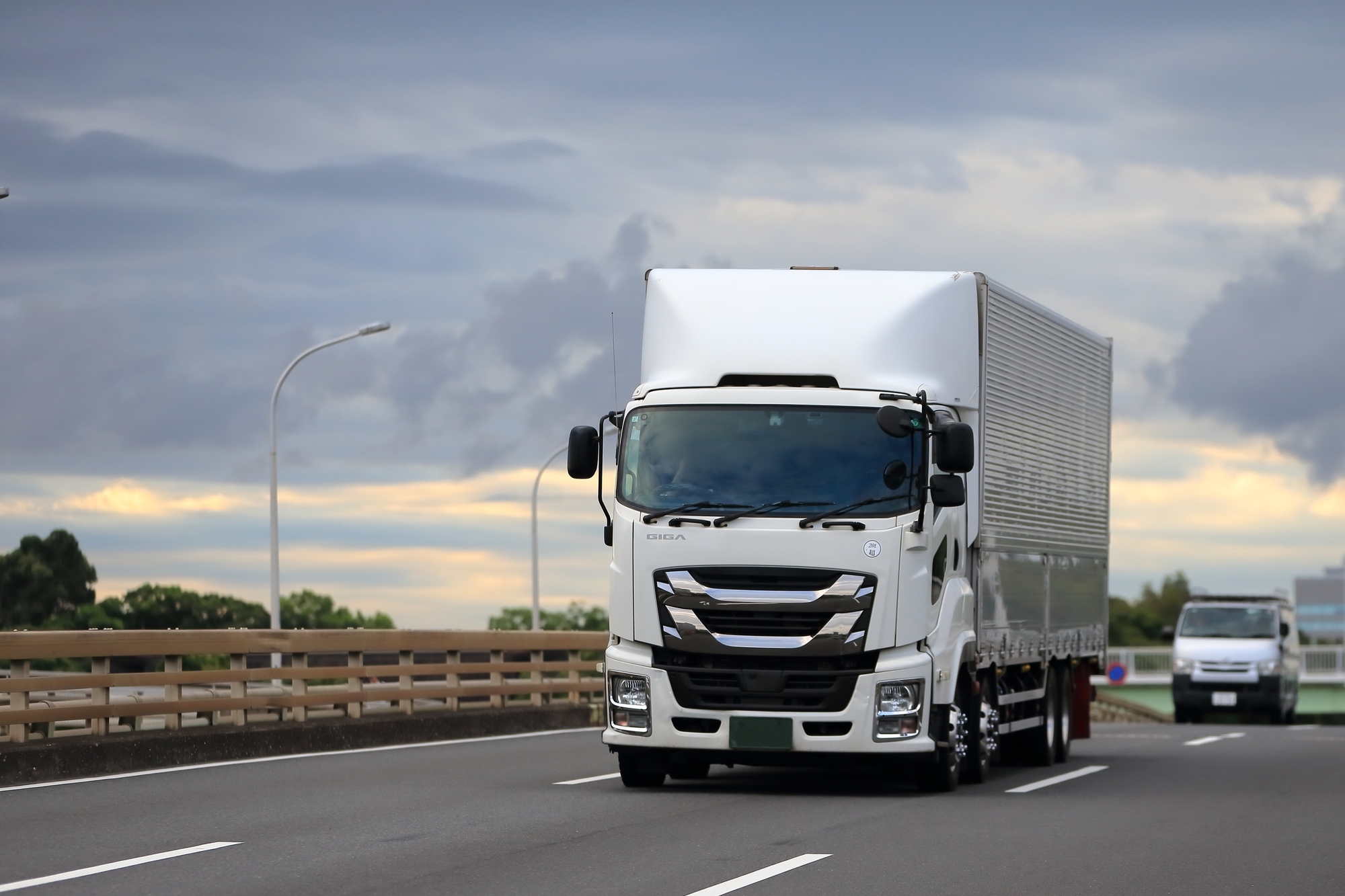 【2026年4月施行】物流統括管理者（CLO）選任義務化｜特定荷主の判定基準と100万円罰則を弁護士解説というタイトルの記事のサムネイル画像