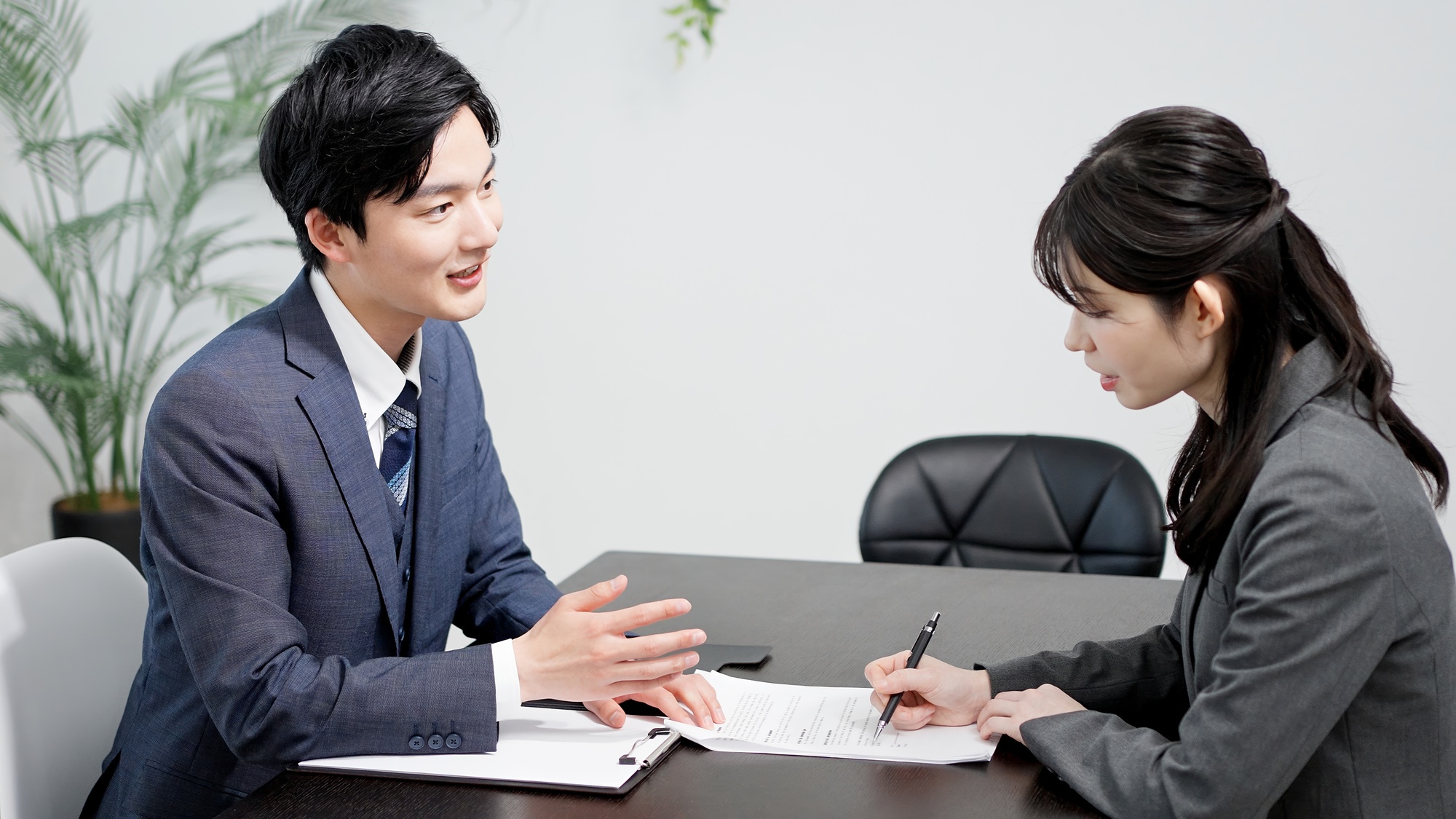 準委任契約とは？請負との違い・指揮命令の範囲・契約書作成のポイントを解説というタイトルの記事のサムネイル画像