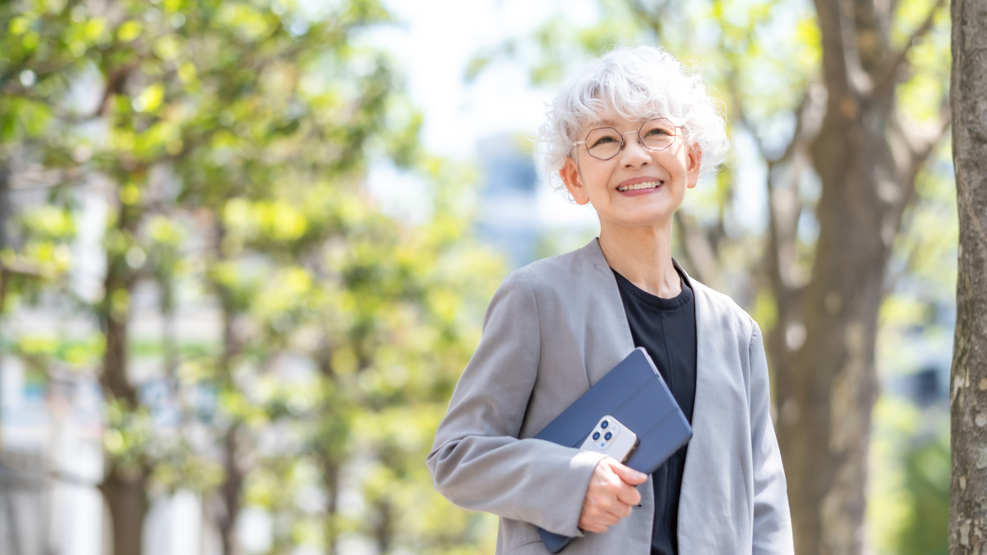 高年齢雇用継続給付とは？支給条件や受給金額・申請方法を徹底解説というタイトルの記事のサムネイル画像