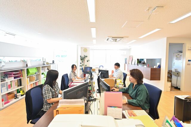 事務スタッフ【正社員】創業64年の官公庁や地元優良企業との取引多数安定企業　健康経営優良法人認定されているホワイトな労務環境です！未経験からでも成長できるサポート体制があります！