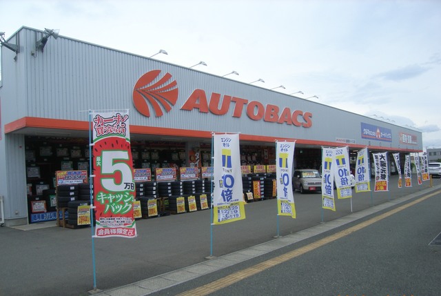カー用品の店内販売スタッフ