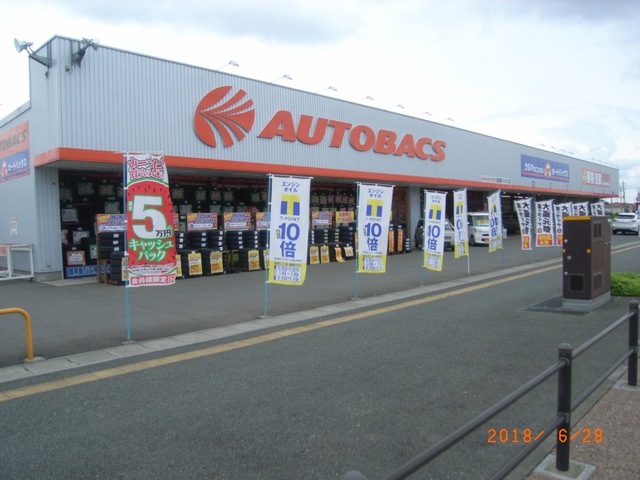 カー用品店のピットスタッフ