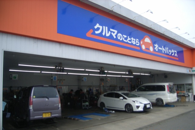 カー用品店のピットスタッフ