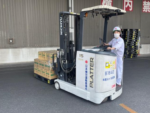 フォークリフト作業スタッフ