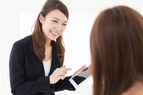 ★県南地区の方にお勧め★マツダ正規ディーラーでのショールーム受付スタッフ・明るく元気なスタッフ募集中・お客様ケアや湯茶接客のお仕事です〈契約社員での採用・正社員登用制度あり〉
