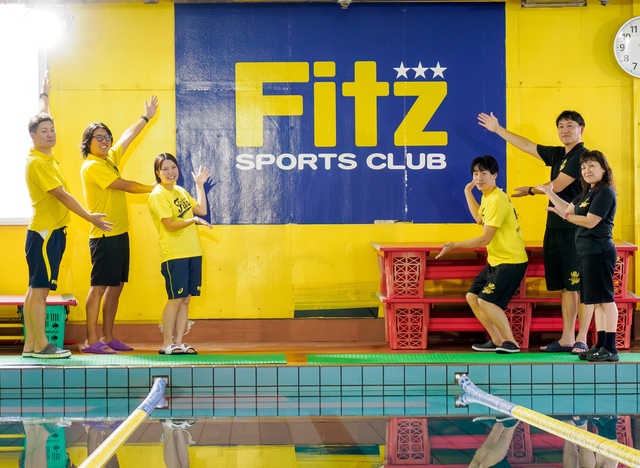 スイミングスクールのインストラクター