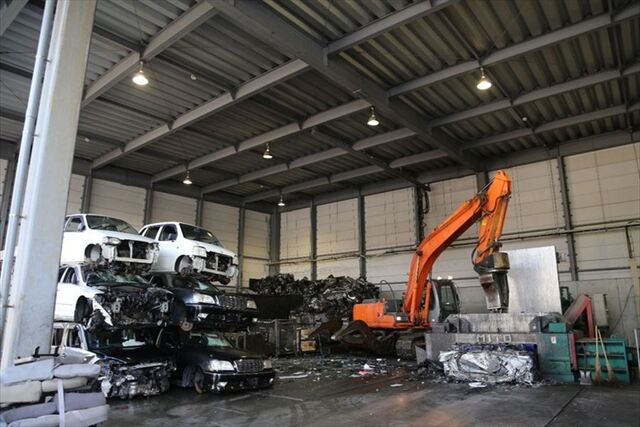 自動車リサイクルに係る作業スタッフ