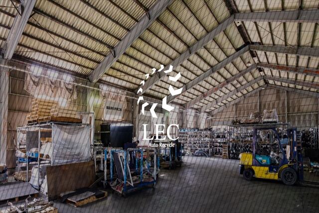 自動車リサイクルに係る作業スタッフ