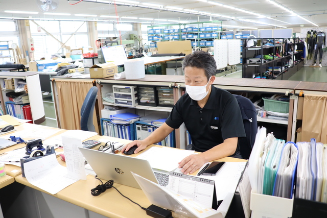 インナーウェアメーカーの生産管理スタッフ：正社員