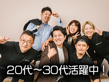 お家の床をきれいにする現場作業スタッフ