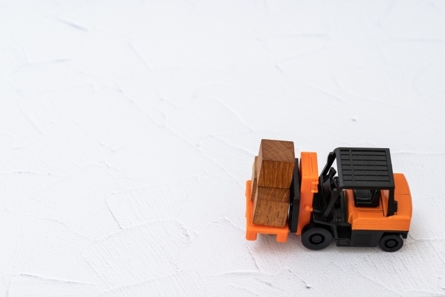 1255　運送会社でのフォークリフト作業員・正社員/日勤のみ/業務未経験OK