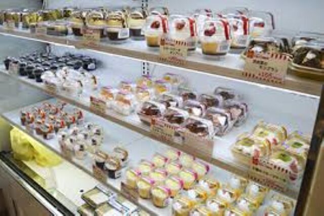焼き菓子の販売スタッフ