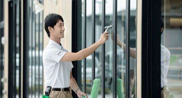  オフィスや官公庁での床ワックス掛けやガラス清掃／ビルメンテナンススタッフ／正社員