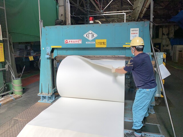 「紙を未来に再生する、あなたの手で。」紙類の溶解処理機械オペレーター　【三交替勤務】