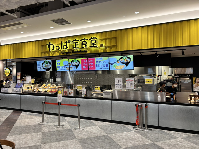 大人気フードコート定食店の厨房スタッフ