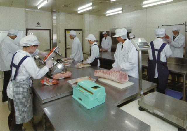 お肉の加工スタッフ