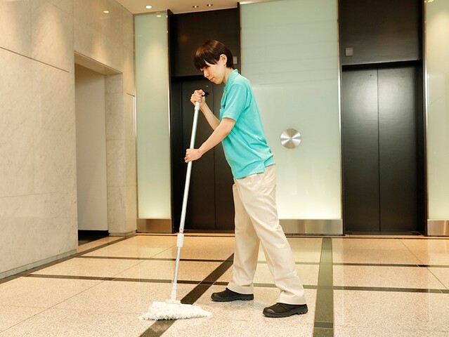 「仲町台駅」お洒落なデザインのマンションの清掃スタッフ