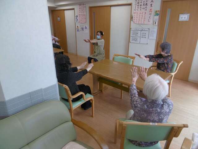 【グループホーム横浜名瀬・彩り】グループホームの介護スタッフ：正社員