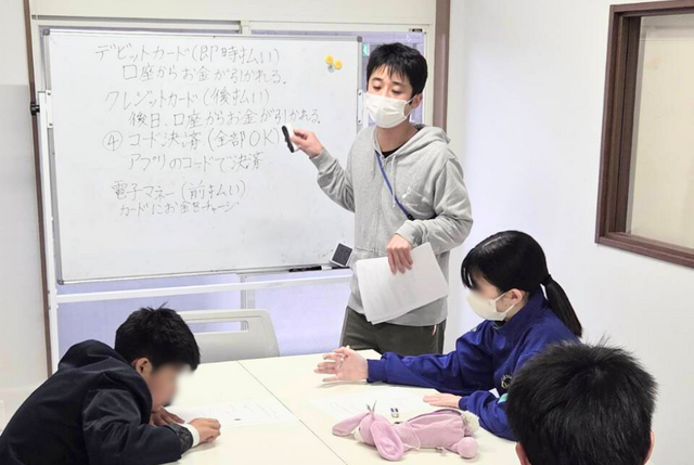 正社員／発達に不安のあるお子さまを丁寧にサポートする児童指導員／月給27万円以上可／土日祝休み／完全週休2日制／残業ほぼなし